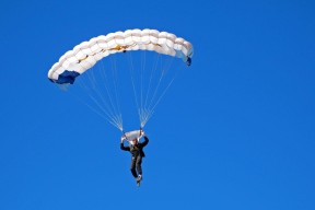 爱游戏app下载-电光火石50分钟，Karsa与莱万的双重奏